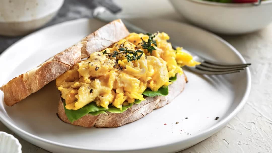 Ile kalorii ma kromka chleba z masłem i pomidorem? Sprawdź teraz!