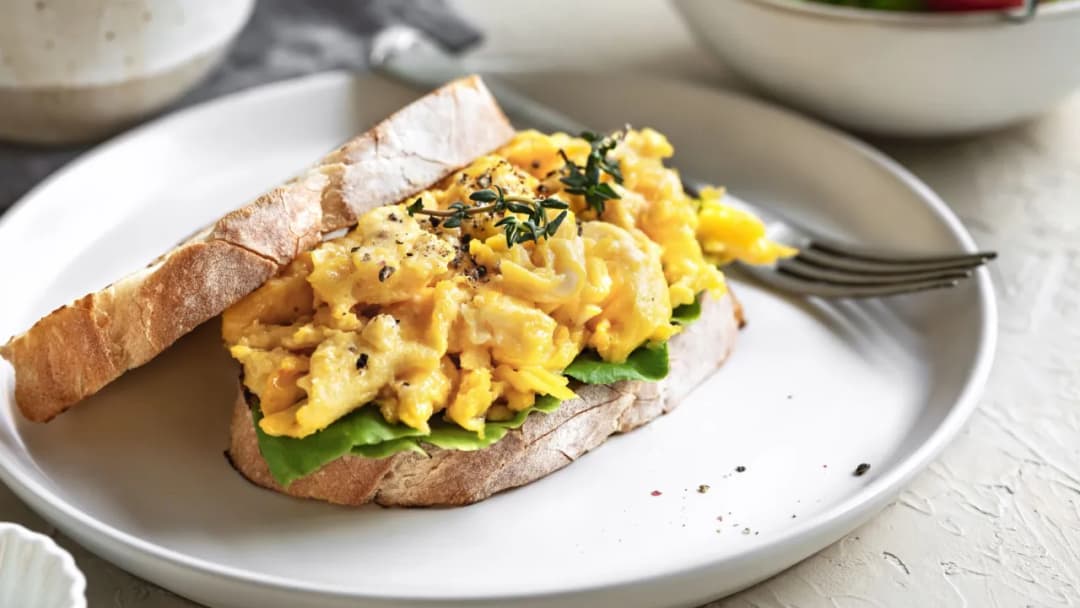 Ile kalorii ma kromka chleba z masłem i pomidorem? Sprawdź teraz!