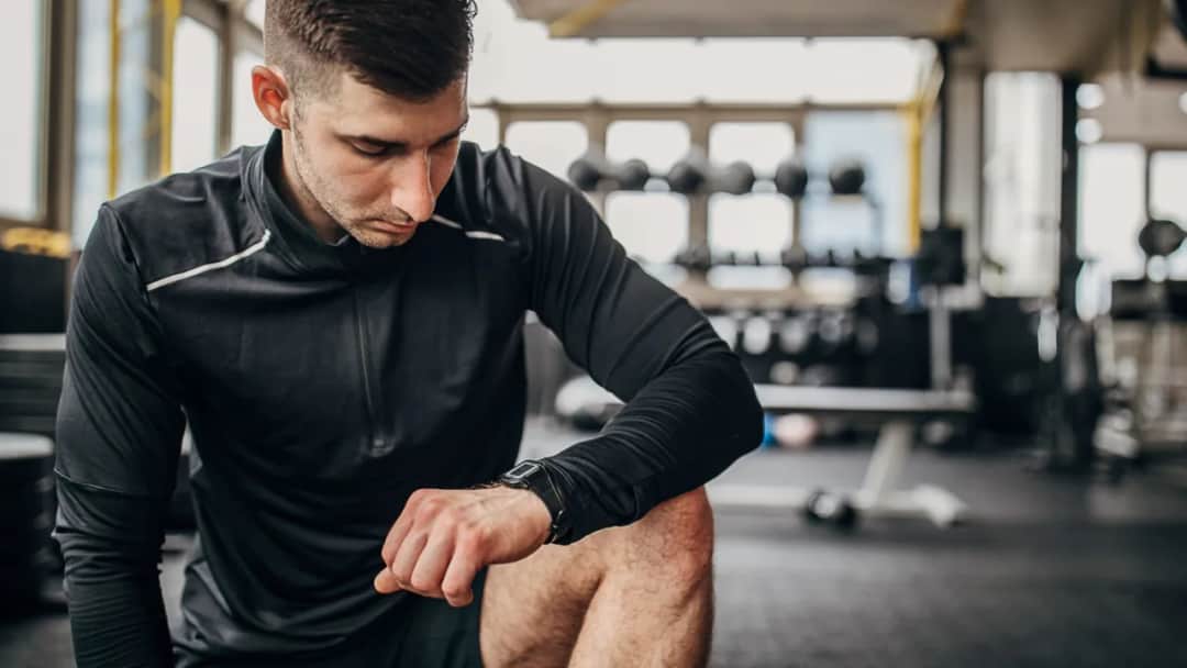 Ile powinien trwać trening siłowy na redukcji, aby uniknąć przetrenowania?