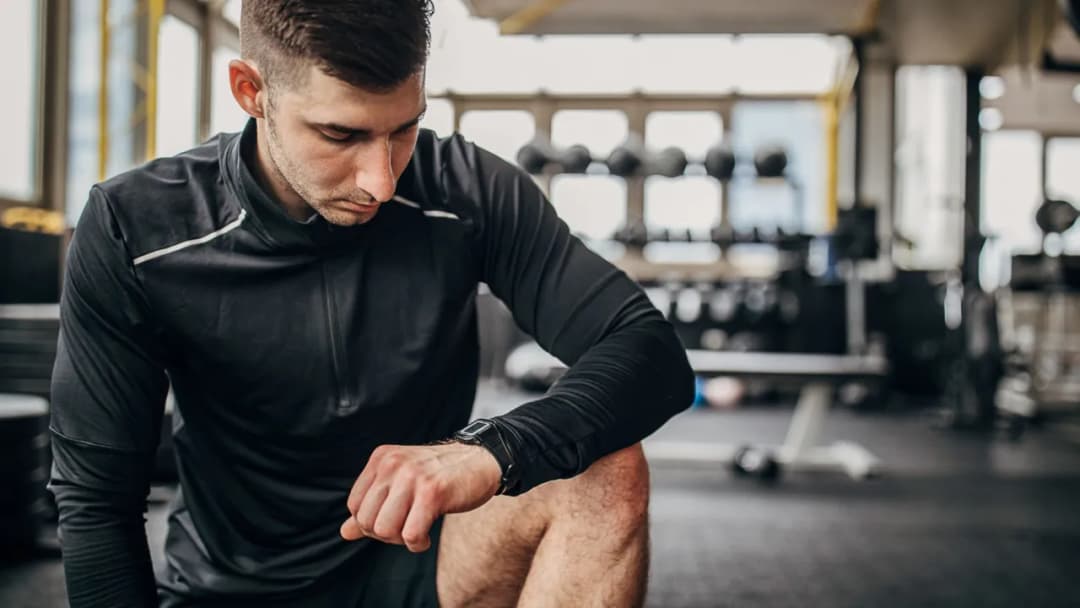 Ile powinien trwać trening siłowy na redukcji, aby uniknąć przetrenowania?