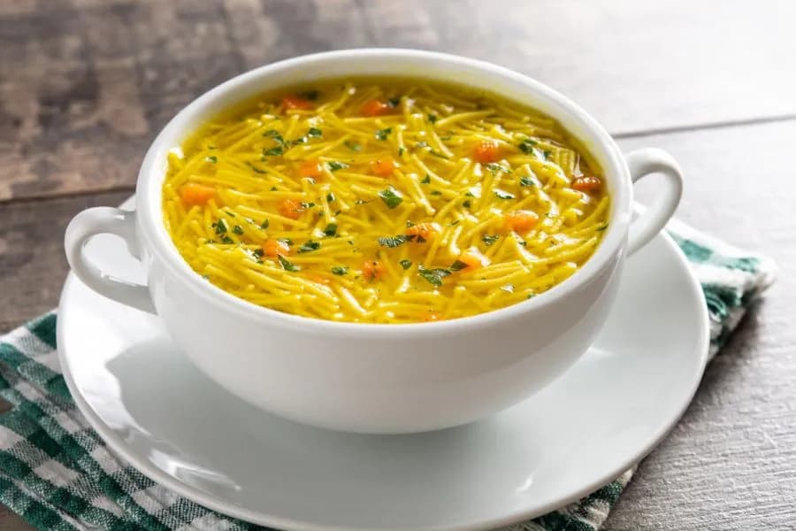 Ile kalorii ma talerz rosołu? Sprawdź, co naprawdę zjadasz Ile kalorii ma talerz rosołu? Sprawdź, co naprawdę zjadasz