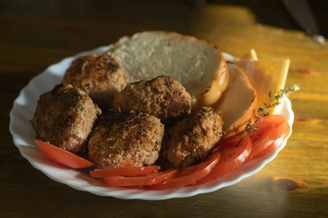 Ile kalorii ma kotlet mielony? Zaskakujące różnice w kaloryczności Ile kalorii ma kotlet mielony? Zaskakujące różnice w kaloryczności