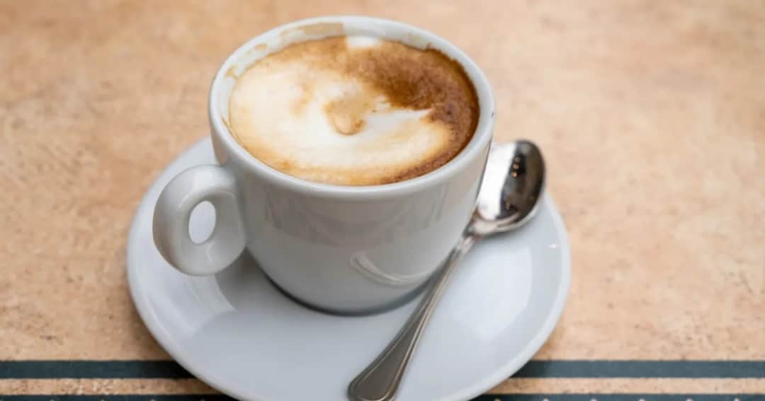 Czy kawa z mlekiem podnosi cholesterol? Sprawdź, co musisz wiedzieć