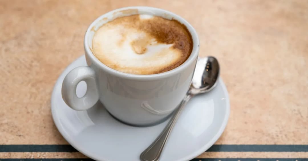 Czy kawa z mlekiem podnosi cholesterol? Sprawdź, co musisz wiedzieć